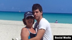 La exministra de Trabajo y Seguridad Social, Marta Elena Feitó Cabrera junto a su hijo Alejandro Fernández Feitó en Varadero, Cuba.