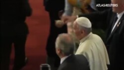 El Papa utiliza el local de una hamburguesería para asearse durante su visita a Santa Cruz El Papa utiliza el local de una hamburguesería para asearse durante su visita a Santa Cruz