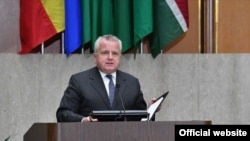 El vicesecretario de Estado John J. Sullivan durante su discurso en la cumbre de libertad religiosa.