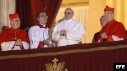El papa Francisco se dirige a miles de peregrinos reunidos en la Plaza de San Pedro, en El Vaticano, luego de ser elegido nuevo pontífice.