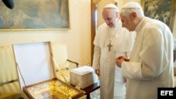 Papa Francisco (izq) y el Papa Benemérito Benedicto XVI (der) en Castel Gandolfo, Italia.