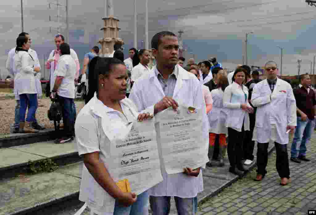 Decenas de médicos cubanos protestan el sábado 22 de agosto de 2015, en Bogotá, para denunciar "el limbo legal" en el que se encuentran a la espera de un visado para EEUU.