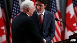 El vicepresidente de EEUU, Mike Pence, y el primer ministro de Canadá, Justin Trudeau, durante la conferencia de prensa conjunta.
