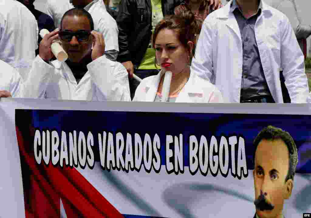 Decenas de médicos cubanos protestan el sábado 22 de agosto de 2015, en Bogotá, para denunciar "el limbo legal" en el que se encuentran a la espera de un visado para EEUU. Fotos: Efe/Leonardo Muñoz.