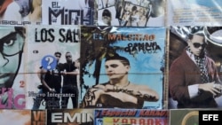 Vista de un disco compacto del cantante cubano Osmani García, quien popularizó la canción "El chupi chupi", un popular reguetón cubano.