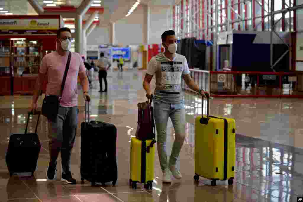 Pasajeros arriban al Aeropuerto Internacional José Martí de La Habana, el domingo, 15 de noviembre. (YAMIL LAGE / AFP)