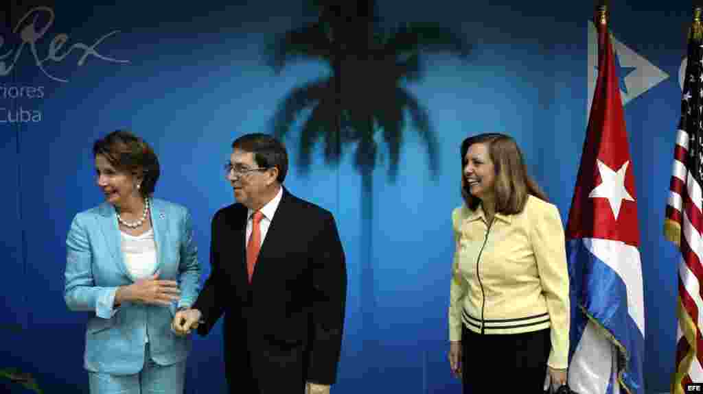 El canciller cubano, Bruno Rodríguez (c), la líder de la minoría demócrata en la Cámara de Representantes de Estados Unidos, Nancy Pelosi (i), quien encabeza una delegación de congresistas de visita oficial; y Josefina Vidal (d), directora general para E