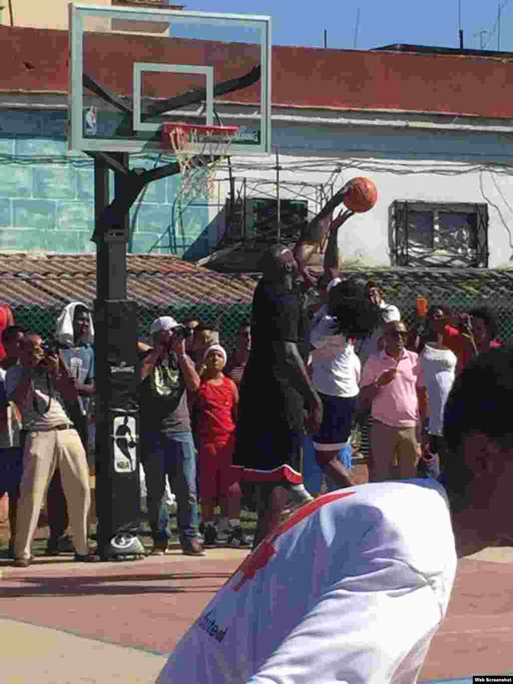 Shaquille O'Neal entrena con el equipo juvenil de baloncesto en las canchas de 23 y B, en el barrio habanero del Vedado. Cortesía Vistar Magazine.