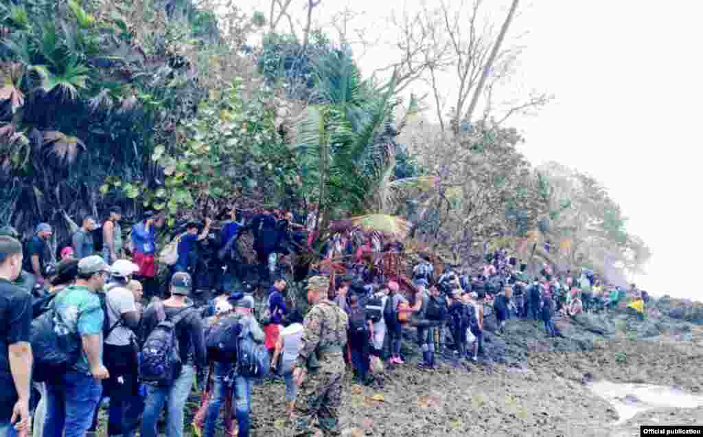 Caravana de migrantes cubanos en Panamá. Foto Servicio Nacional de Fronteras de la República de Panamá.