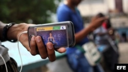Un hombre revende ilegalmente tarjetas de conexión a internet en La Habana (Cuba).