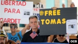 El líder del Movimiento democracia, Ramón Saúl Sánchez (c), habla en una concentración del exilio cubano en la que se pidió libertad para los presos politicos, entre ellos Eduardo Cardet y Tomás Núñez Magdariaga. (Roberto Koltun).