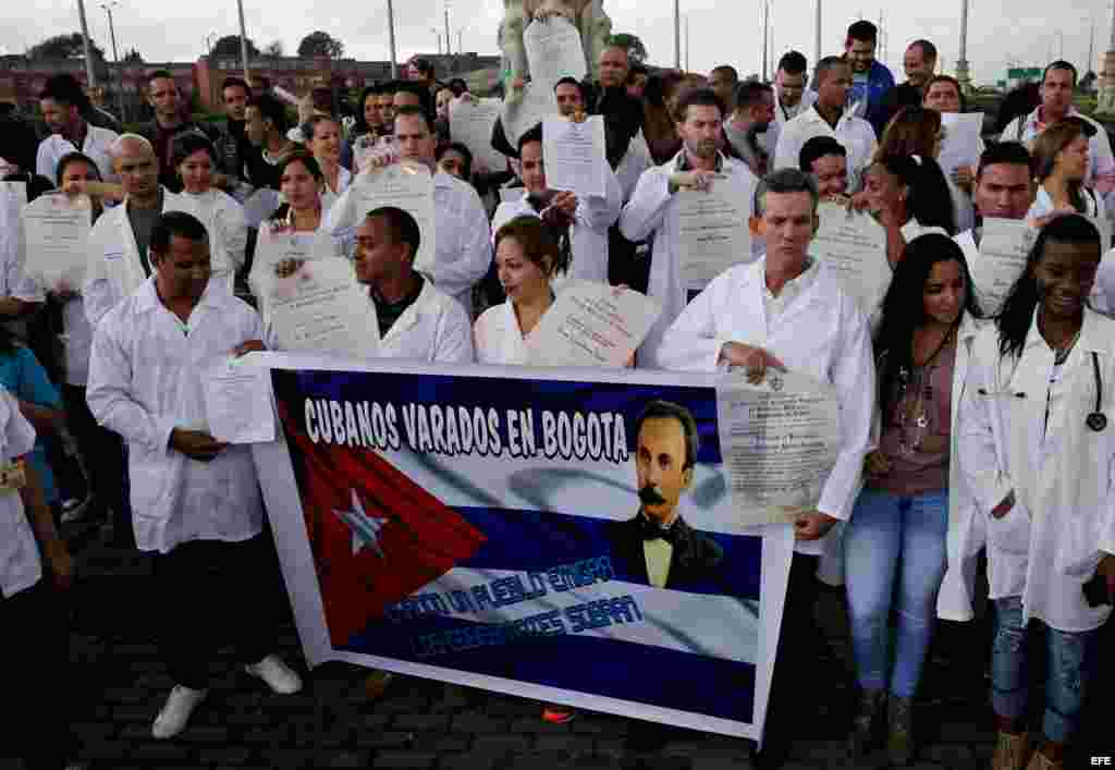 Decenas de médicos cubanos protestan el sábado 22 de agosto de 2015, en Bogotá, para denunciar "el limbo legal" en el que se encuentran a la espera de un visado para EEUU.