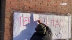 Exiliados colocan carteles frente a sede del régimen cubano en NY Exiliados colocan carteles frente a sede del régimen cubano en NY