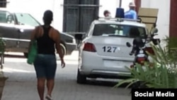 Una patrulla de la policía frente a la vivienda de Carolina Barrero.