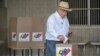 Un hombre vota en las elecciones presidenciales en Caracas el 28 de julio de 2024. (Raúl Arboleda/AFP).