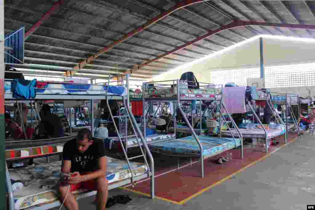 Los cubanos indocumentados varados en la frontera de Panamá con Costa Rica reciben hoy, 6 de enero de 2016, revisión médica y vacunación, luego que uno de los isleños falleciera ayer debido a la gripe AH1N1, en Progreso (Panamá).