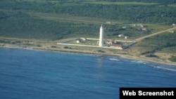 El faro de Maisí visto desde el mar.