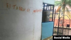 Un letrero contra el artista cubano Amaury Pacheco ahora es parte de una exposición de la Bienal 00.