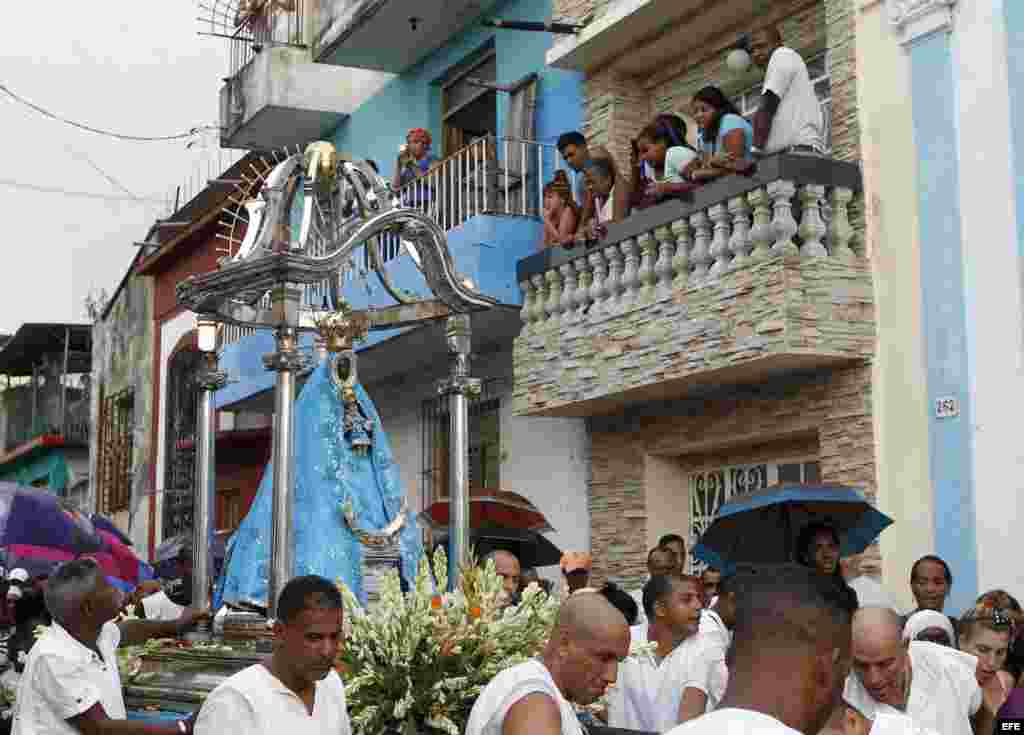 Habitantes del pueblo de Regla observan desde un balcón la procesión de la Virgen de Regla, patrona del pueblo habanero que lleva su nombre hoy, viernes 7 de septiembre del 2018, frente a la bahía de La Habana.