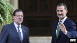 El rey Felipe VI y el presidente del Gobierno, Mariano Rajoy (i), en el Palacio de Marivent, en Palma de Mallorca.