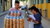 Un vendedor de galletas en La Habana. (AFP PHOTO/Yamil Lage).