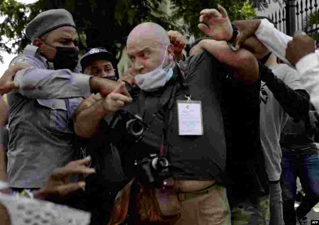 El fotógrafo de AP, el español Ramón Espinosa, es atacado por la policía mientras cubría una manifestación contra el presidente cubano Miguel Díaz-Canel en La Habana, el 11 de julio de 2021.