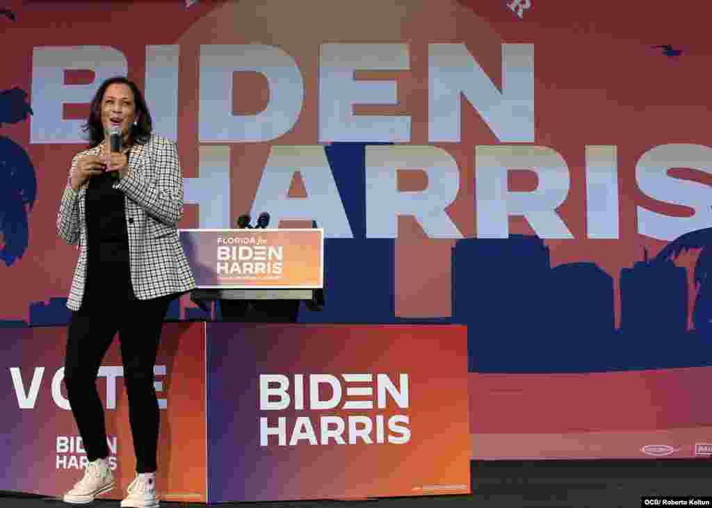 La senadora Harris en el podio