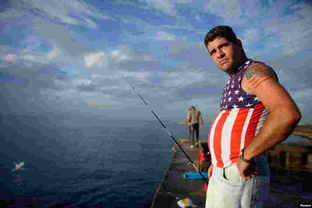 Pescador en el Malecón de La Habana. REUTERS/Alexandre Meneghini
