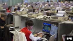 Un corredor de bolsa observa las transacciones realizadas en la bolsa de Hong Kong (China).