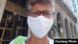 Lucinda González, esposa de Silverio Portal, frente al Tribunal.