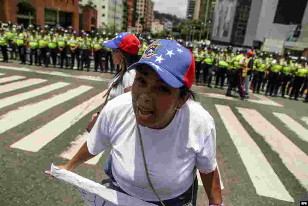 Opositores venezolanos marchan hoy, miércoles 27 de julio de 2016, en Caracas (Venezuela).
