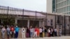 Cubanos hacen fila para entrar a la Embajada de EEUU en La Habana.