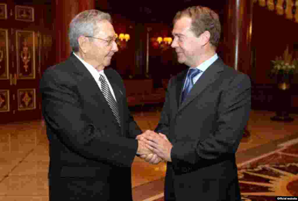 El encuentro de Raúl Castro y Medvedev en la sede del gobierno ruso.