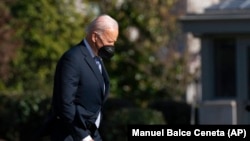 El presidente Joe Biden camina para abordar el Marine One en el jardín sur de la Casa Blanca, el viernes 11 de febrero de 2022, en Washington, para viajar a Camp David, Maryland. Foto: AP/Manuel Balce Ceneta.