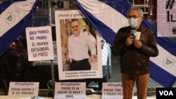 Opositores nicaragüenses protestan en Costa Rica el 12 de febrero de 2022 y piden una investigación por la muerte del exguerrillero Hugo Torres. Foto VOA.