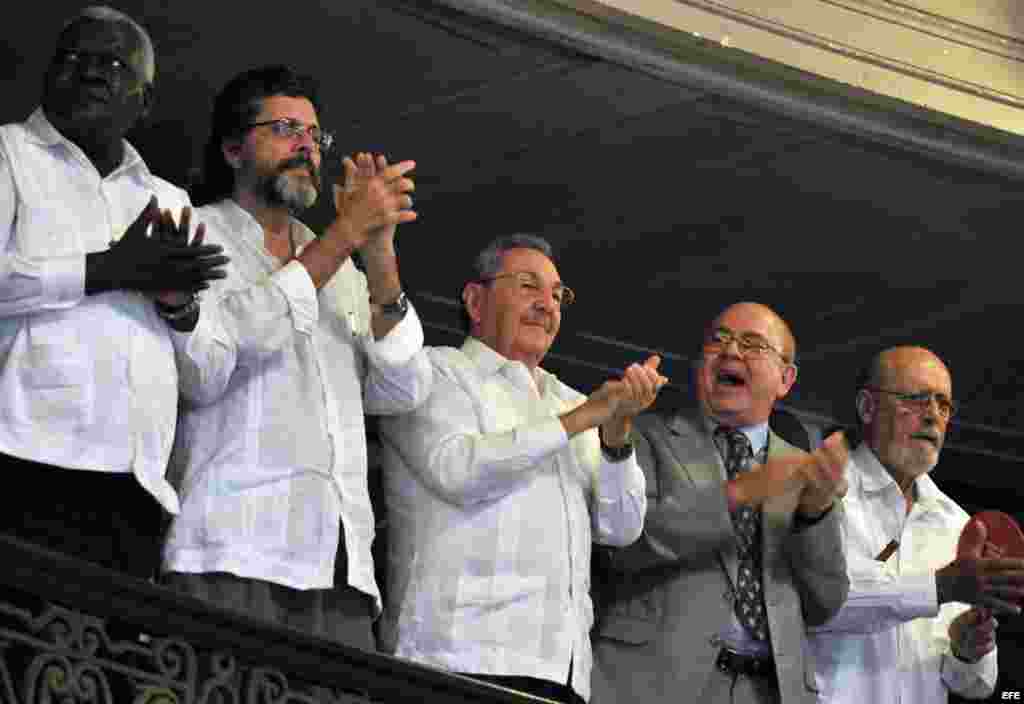 Junto a Castro el vicepresidente de la isla, Esteban Lazo (i); el ex ministro de Cultura, Abel Prieto (2 i) y el escritor y presidente de la UNEAC Miguel Barnet (d), y el poeta Roberto Fernández Retamar (d)