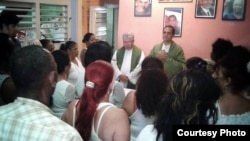 Los sacerdotes José Conrado y Castor Álvarez cellebran misa el 17 de julio de 2017 en la sede nacional de las Damas de Blanco. (Cortesía Ángel Moya).