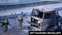 Soldados ucranianos inspeccionan un vehículo tras un ataque aéreo ruso sobre Kiev, en Ucrania, el 26 de febrero de 2022.