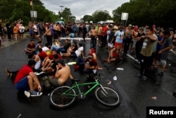 Migrantes realizan una protesta bloqueando una carretera exigiendo a las autoridades libre tránsito por México mientras intentan llegar a la frontera con Estados Unidos, en Huixtla, México 6 de noviembre de 2023. REUTERS/Jose Torres