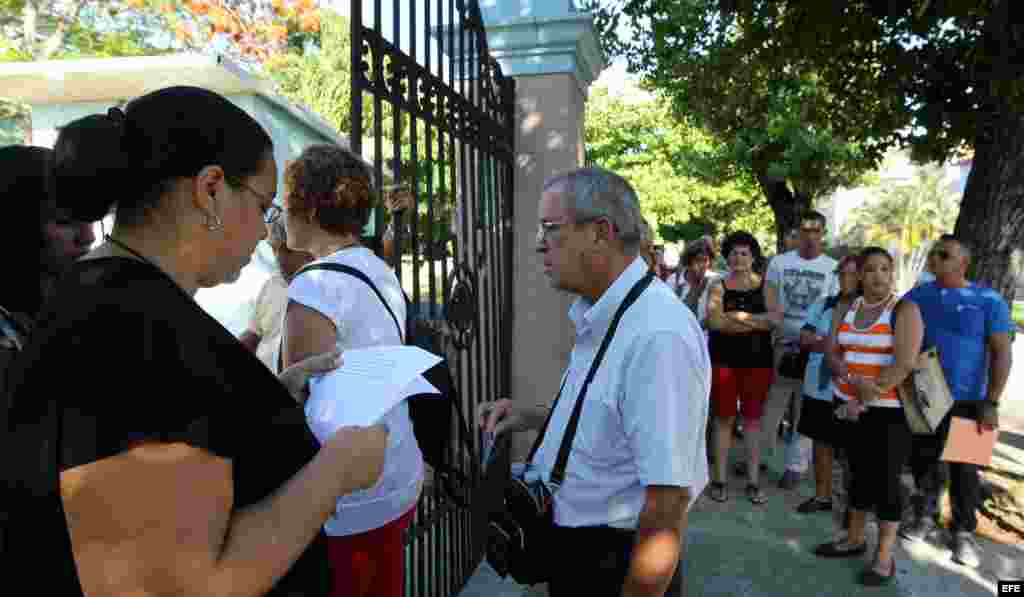 Una funcionaria del Tribunal Municipal de 10 de Octubre hace pasar a los testigos del juicio contra los directivos de la empresa británica Coral Group en La Habana (Cuba).