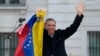 El líder opositor venezolano Edmundo González saluda a sus seguidores en la Puerta del Sol, en el centro de Madrid, España, el sábado 28 de septiembre de 2024. (AP Foto/Bernat Armangue)