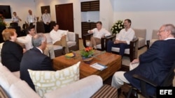 Fotografía cedida por Presidencia de Colombia, del presidente de Colombia, Juan Manuel Santos (c), hablando junto al rey Felipe VI de España (2d), el presidente del Banco Interamericano de Desarrollo, (BID), Luis Alberto Moreno (2i), y los mandatarios de