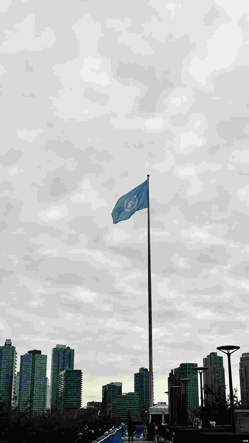 La sede de Naciones Unidas, aunque está en Nueva York, tiene estatus extraterritorial, lo que refuerza su carácter neutral y global.