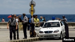 La policía controla el Malecón habanero. REUTERS/Desmond Boylan