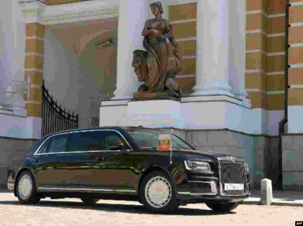 El auto de Putin Senat en el Kremlin.
