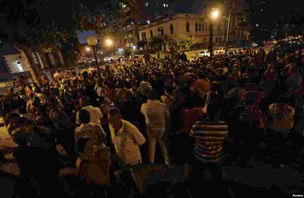 La cola de espera para visitar la Oficina de Intereses de Estados Unidos en Cuba para solicitar una visa. En  dos décadas, casi 450 mil cubanos han abandonado su patria, entre ellos, un alto porcentaje de jóvenes y ciudadanos instruidos.