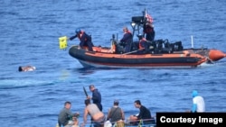 Balseros cubanos interceptados por guadacostas estadounidenses. Archivo.