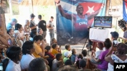 Familiares y vecinos del luchador Mijain López, en Herradura, Pinar del Río, siguen en la televisión la pelea por el oro en París 2024 que ganó el cubano.