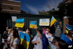 La gente protesta por la invasión rusa de Ucrania frente a la embajada rusa en Santiago, Chile, el 24 de febrero de 2022. (Foto AP/Esteban Felix)