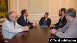 Rafael Guarín, alto consejero presidencial para la Seguridad Nacional de Colombia reunido con Comisión JusticiaCuba. A su izquierda el presidente de la Comisión JusticiaCuba, Rene Bolio y el expreso político cubano Luís Zuñiga. A su derecha el asesor de